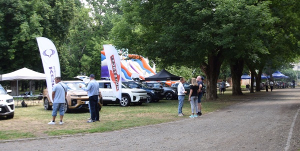 Expoziție de mașini în Parcul Dendrologic Carei. Post de radio doar în limba maghiară