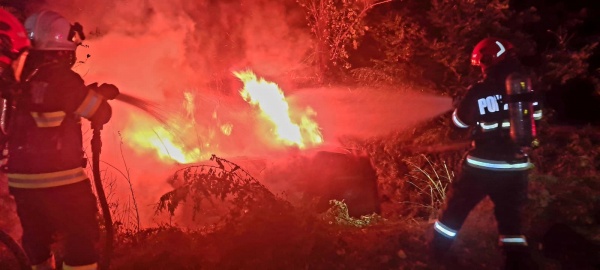 Autoturism incendiat între Tiream și Ghenci
