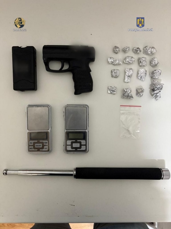Poliția  informează: capturi de arme, droguri, bani