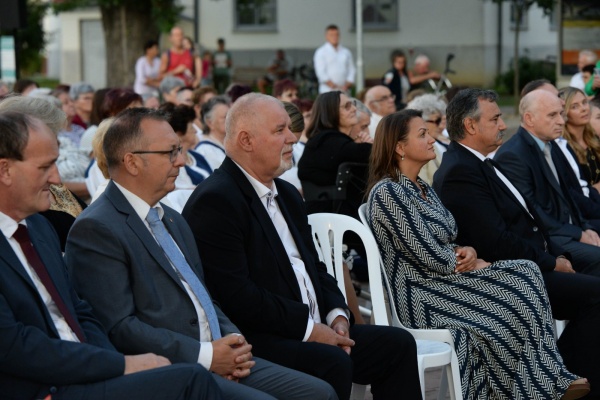 Primarul UDMR din Carei nu respectă nici careienii nici limba oficială. Prefectul Altfatter tace complice