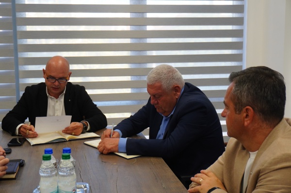 Ședințe peste ședințe la Prefectura Satu Mare. Nimic despre incidentul distrugerii coroanelor cu tricolor de la Carei