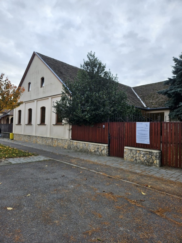 Primăria Carei postează anunțuri pe gardurile din oraș. Dezbateri publice fără public