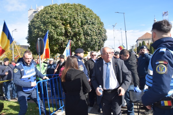Bolojan Ilie a umilit la Carei românii! Control corporal pentru participanți și exilarea steagului românesc la periferii