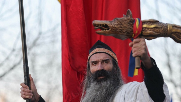 Justiția cedează! Stegarul dac scapă de arest și va fi sub control judiciar