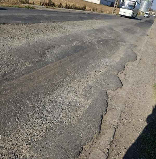 Sute de careieni își distrug mașinile cu care merg la locul de muncă din cauza drumurilor dezastruoase