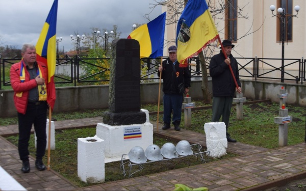 S-au sfințit la Moftin crucile cu inscripții ale eroilor români. VIDEO