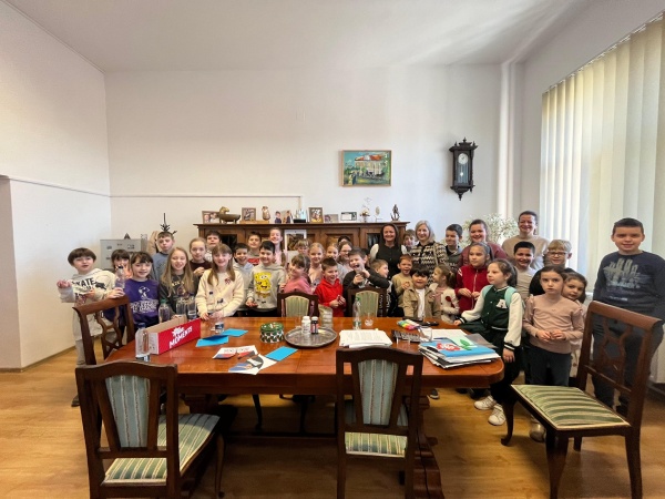 Elevi și cocarde maghiare în biroul primarului din Carei