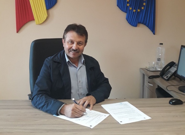 Primarul din Păulești interzice jocurile de noroc în localitate. Primarul din Carei merge la mitingurile  lui Orban din Ungaria