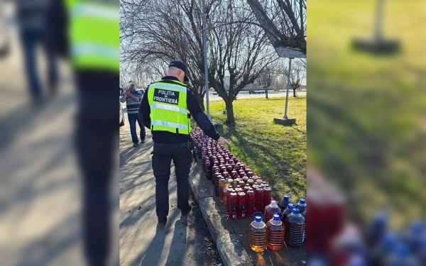 Sute de litri de vin descoperite într-un microbuz de polițiștii de frontieră sătmăreni