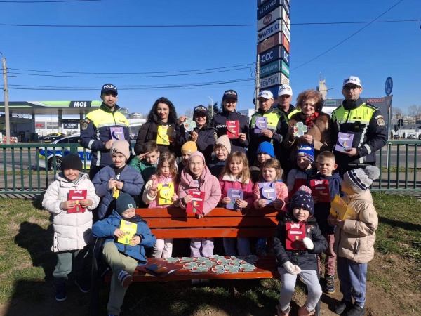Colaborare. Copii și agenți de poliție oferă mărțișoare participanților la traficul rutier