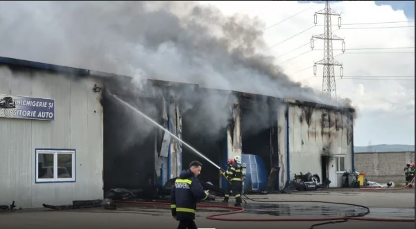 Incendiu la un atelier auto din Decebal