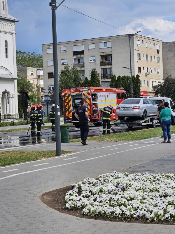 Autoturism în flăcări în centrul Careiului. VIDEO