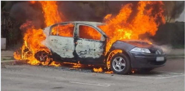 Autoturism în flăcări la Carei. Ziua și incendiul la autoturisme