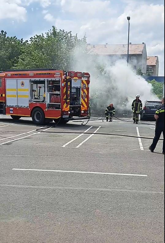 Autoturism în flăcări în parcarea Lidl Carei