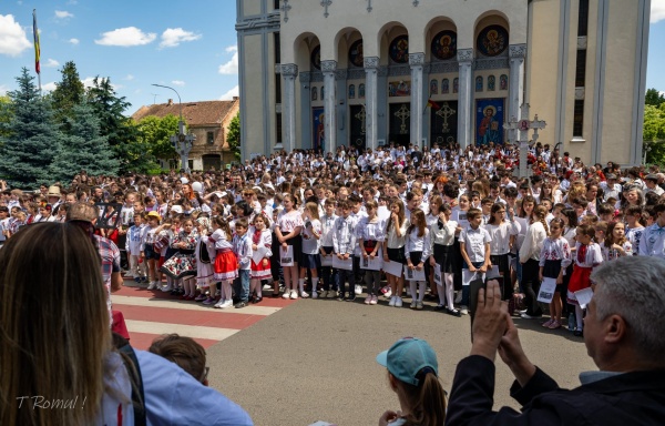 Pricesne și laude aduse Domnului de către mii de tineri sătmăreni
