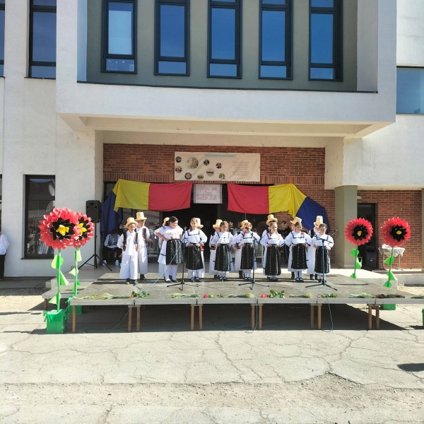Dansuri și preparate tradiționale la Școala Gimnazială Vasile Lucaciu Carei
