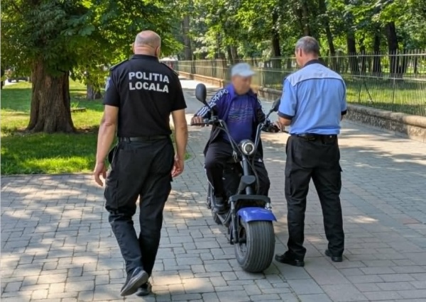 Poliția Locală Carei distribuie pliante privind utilizarea corectă a trotinetelor  și mopedelor