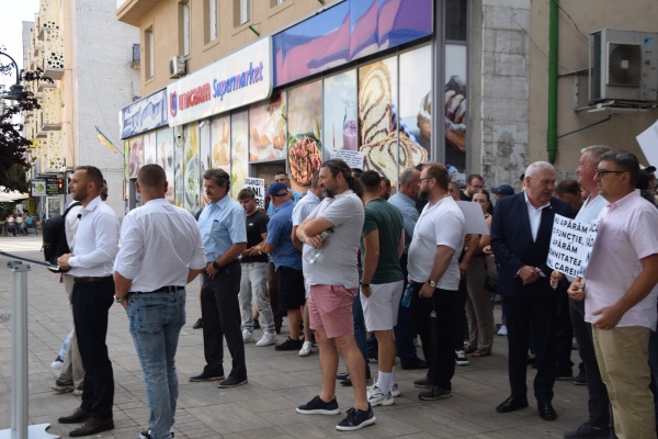 Protest la PNL Satu Mare inițiat de liberalii sprijiniți de-a lungul timpului de deputatul Adrian Cozma. VIDEO