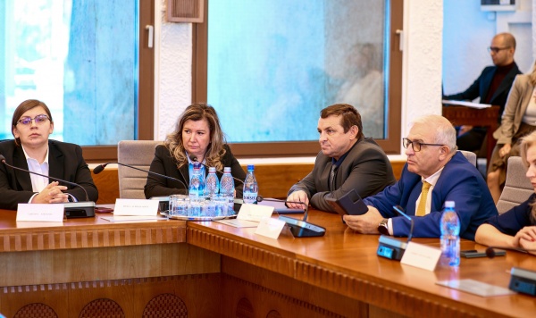 Liberalii sătmăreni acuză: bani grămadă pentru directori nu și pentru asistente sau infirmiere